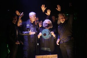 Kulturhof Kosma 251024 Stern-Combo-Meißen - hierdewr Haupt-Act Martin Schreier mit der Himmelsscheibe von Nebra